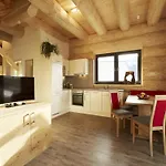 Cosy, Modern Canadian Wooden 라디스