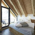 Chalet Cosy, Modern Canadian Wooden *