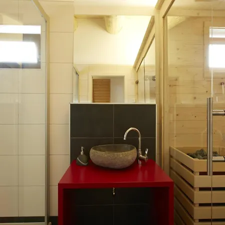 Cosy, Modern Canadian Wooden * لاديس