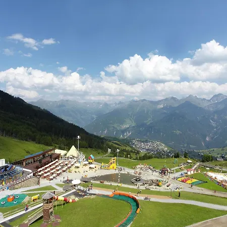 Cosy, Modern Canadian Wooden Chalet Ladis