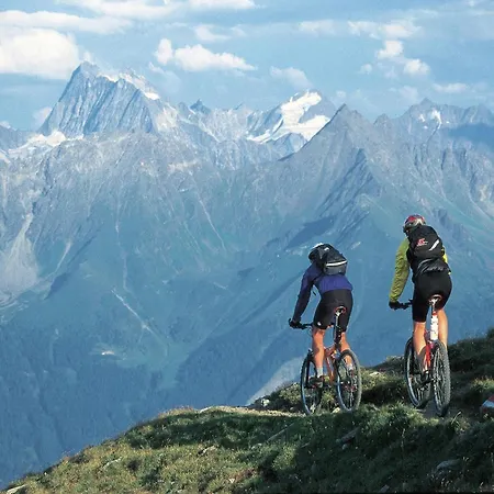 Cosy, Modern Canadian Wooden لاديس