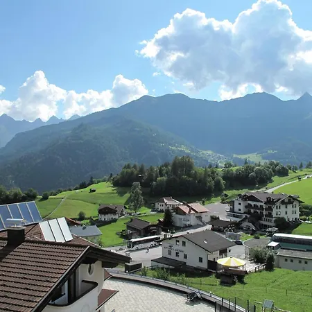 Cosy, Modern Canadian Wooden Chalé *